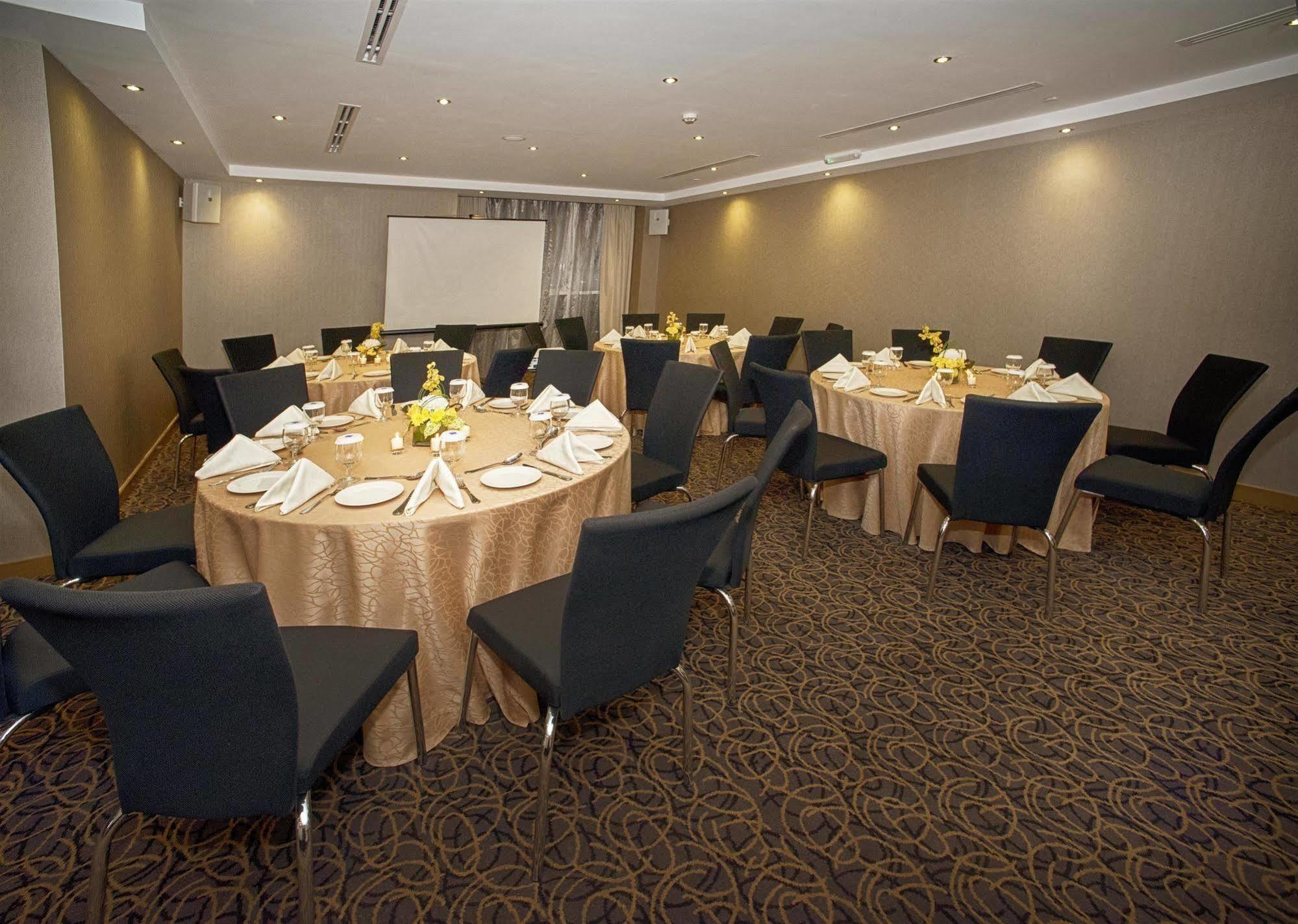 Tryp By Wyndham Abu Dhabi City Center Exterior photo